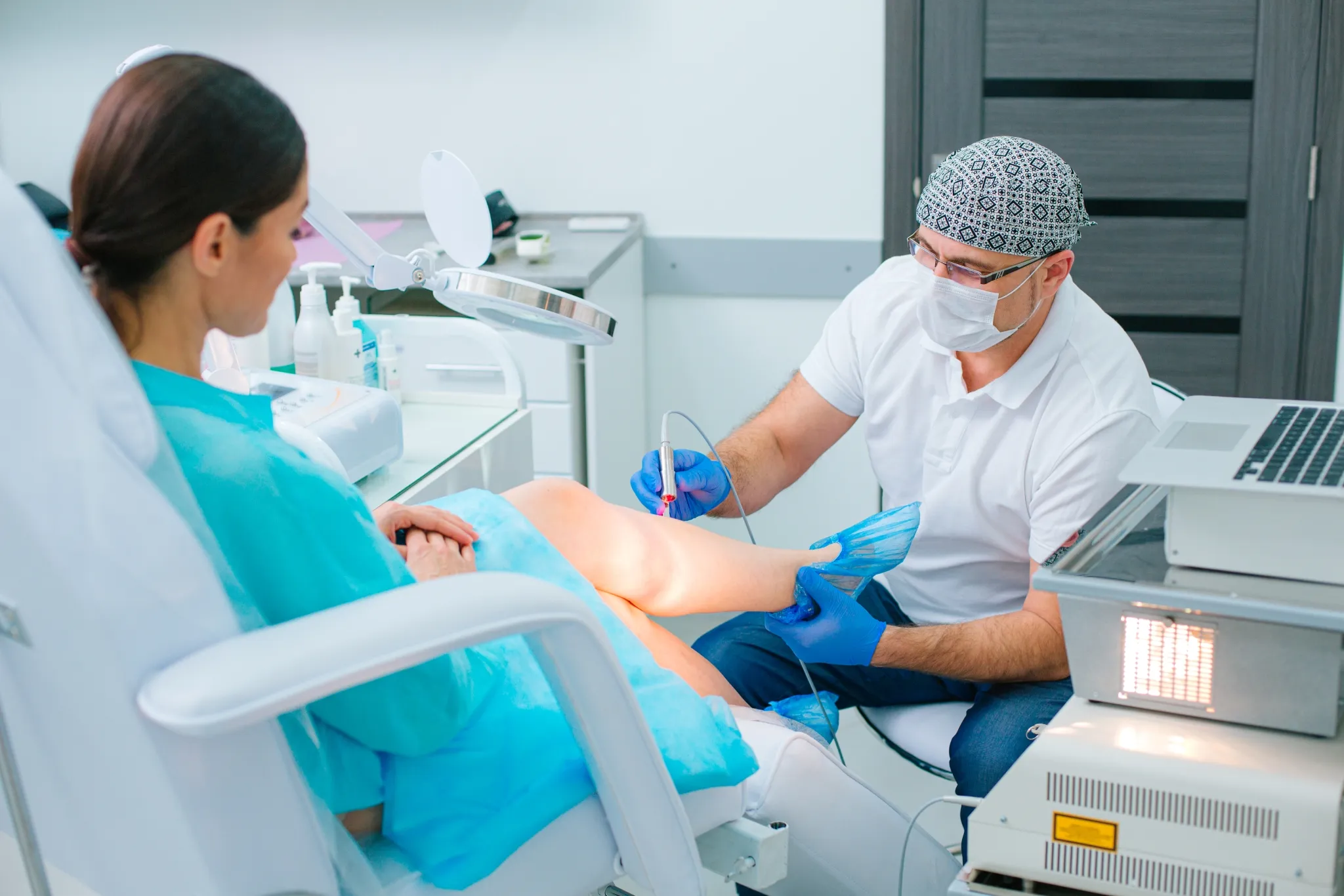 Séance de traitement des varices au laser en clinique.