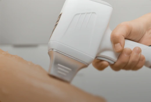 Appareil laser médical lors d'une procédure de soin de la peau