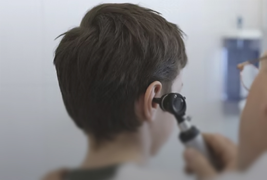 Consultation médicale pour un mal d'oreille chez un enfant