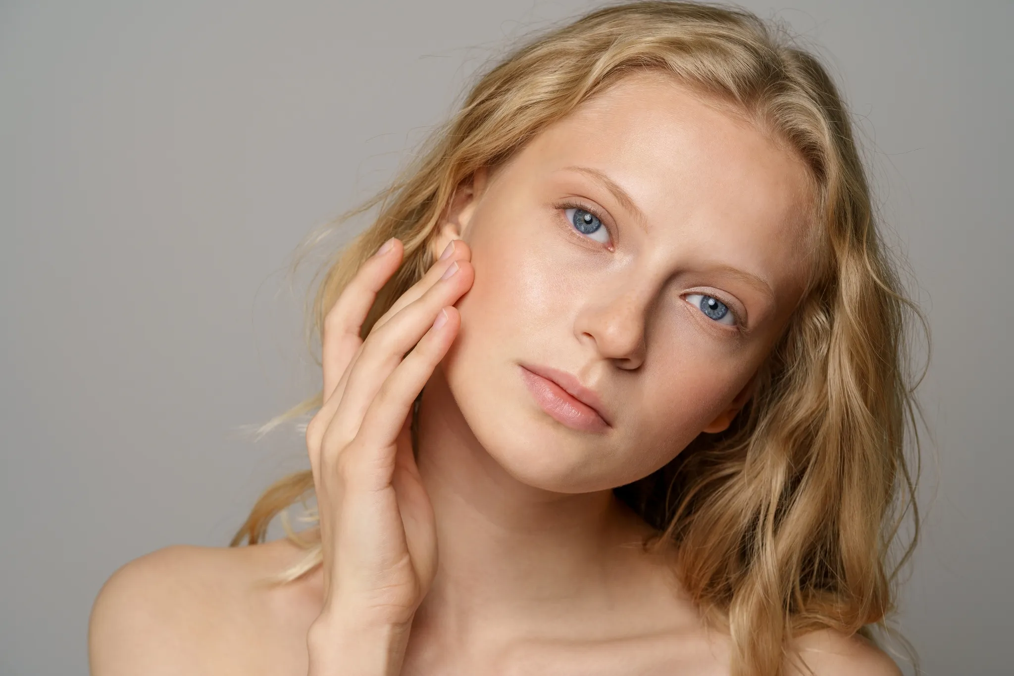 Modèle avec une peau radieuse représentant les services de soins du visage